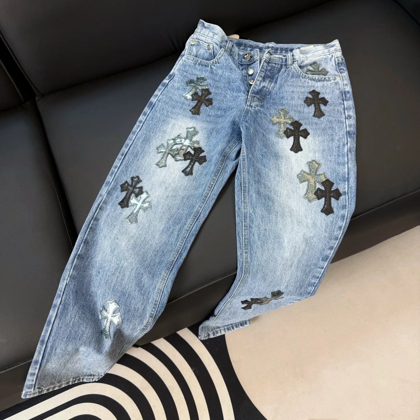 P280 💰Model number: D293 Chrome Hearts Chrome Hearts leather jeans Size: 28, 30, 32, 34, 36 (S-XXL) Color: blue Size reference: Pants length 100 102 104 106 106 Waist 72 76 80 84 88 Recommended weight S (about 110 pounds) M (about 140 pounds) L (about 140 pounds) XL (about 165 pounds) XXL (about 185 pounds)